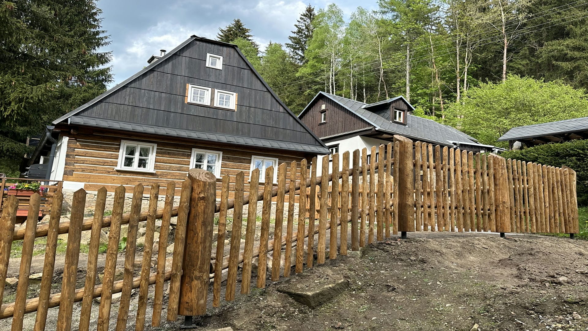 Obrázek 7 / Dřevěné ploty - strojně loupané   - realizace Moravský Karlov 05-2023